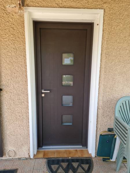 Installation d'une porte d'entrée en aluminium sur mesure bi colore blanc et marron à la garde dans le var
