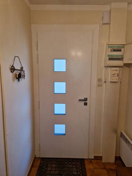 Pose d'une porte d'entrée en aluminium sur mesure bi colore blanc et marron à la garde dans le var