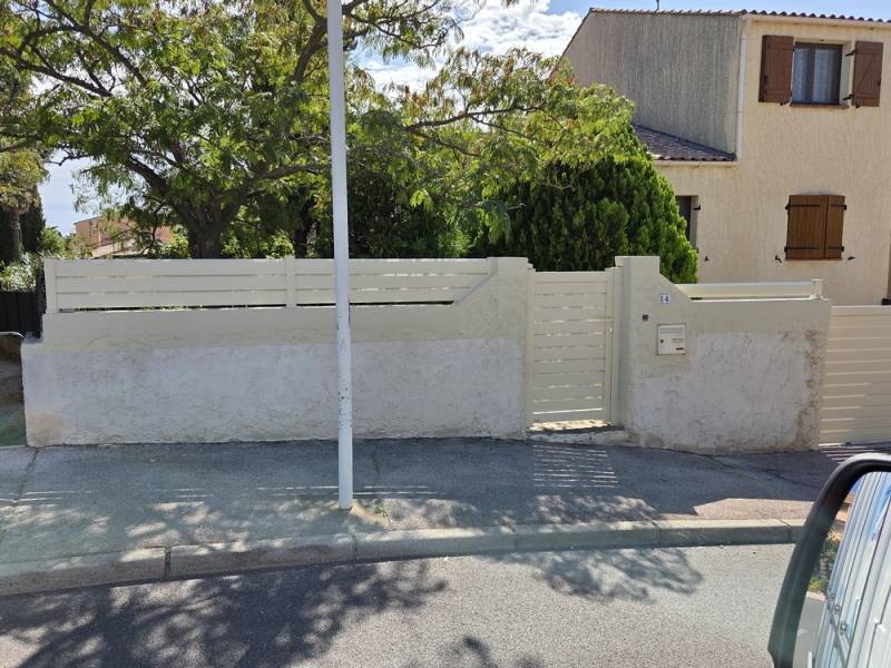 Portillon et clôture en aluminium sur mesure lames persiennés à CARQUEIRANNE dans le var
