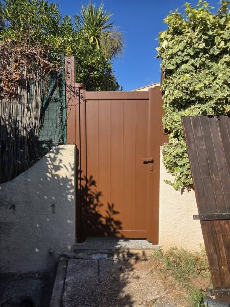 Portillon aluminium sur mesure en aluminium coloris marron RAL 8011 à la garde dans le var