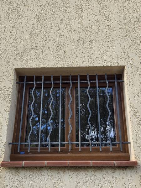 Installation de fenêtre en rénovation coloris chêne doré dans le VAR