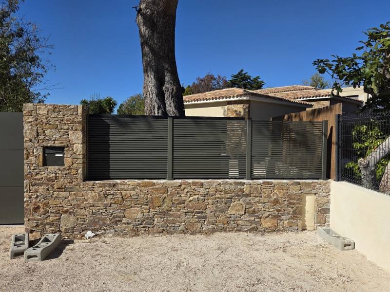 Cloture KOSTUM CADIOU dans le var