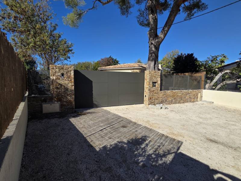 Installation de cloture et d'un portail en aluminium, sur mesure, de marque KOSTUM dans le VAR