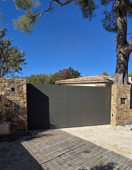 Portail coulissant gamme ARCHY de chez KOSTUM à la garde dans le var