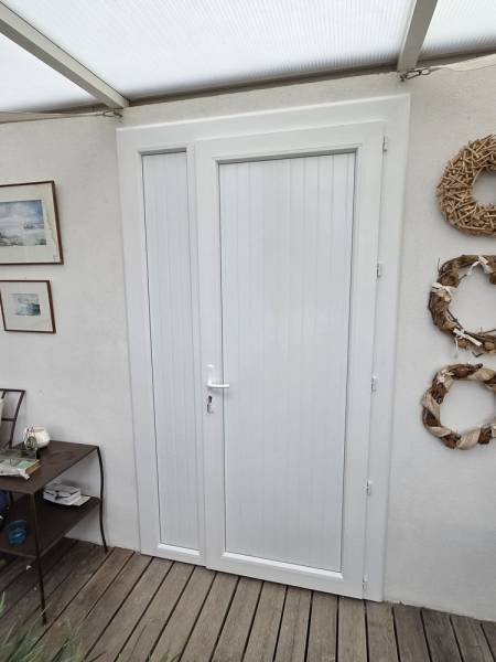 Porte de service avec panneau isolant dans le var