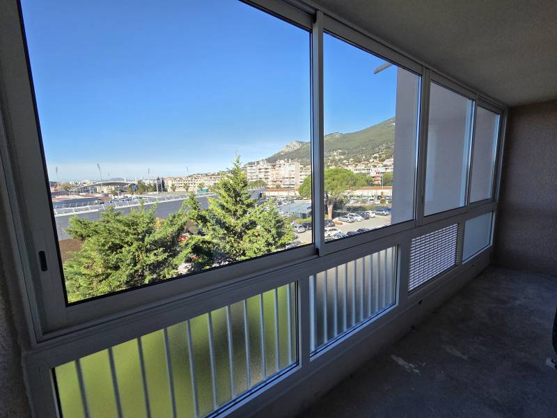 Fermeture de balcon avec menuiserie en aluminium sur mesure à toulon dans le var