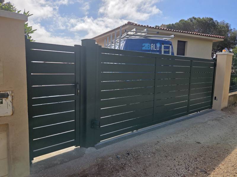 Portail et portillon en aluminium sur mesure de marque KOSTUM à carqueiranne VAR