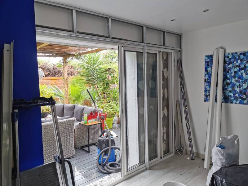 fenêtre coulissante sur mesure à galandage à la crau