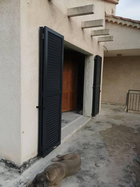 volet battant aluminium lames persiennes gris anthracite à HYERES