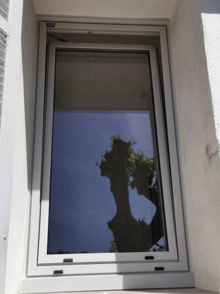 Pose de fenêtre oscillo-battante sur mesure en aluminium ou PVC laqué gris Carqueiranne