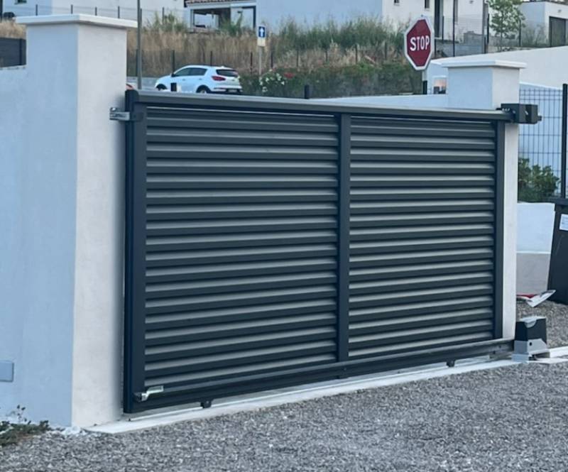 Portail coulissant motorisé en aluminium sur mesure LA GARDE