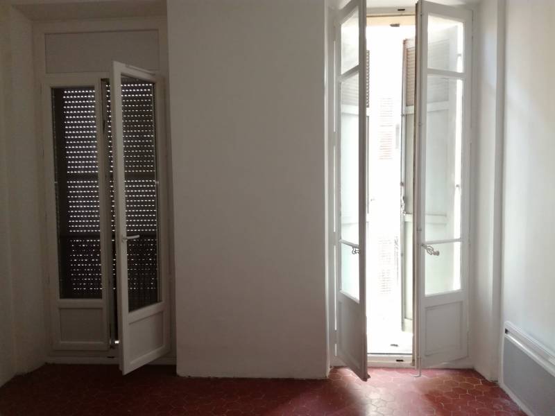 Remplacement de porte-fenêtres en PVC d'un appartement hausmannien à Six-Fours-Les-Plages