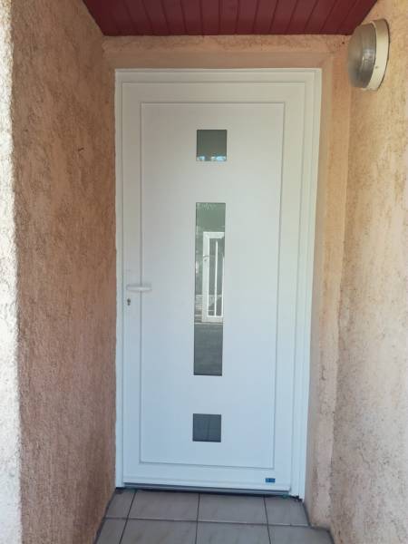 Remplacement d'une porte d'entrée en PVC à Toulon