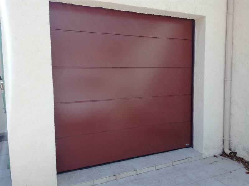 Installation d'une porte de garage sectionnelle isolante motorisée à Solliès