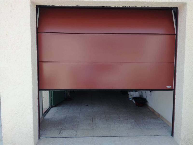 Installation d'une porte de garage sectionnelle isolante motorisée à Solliès