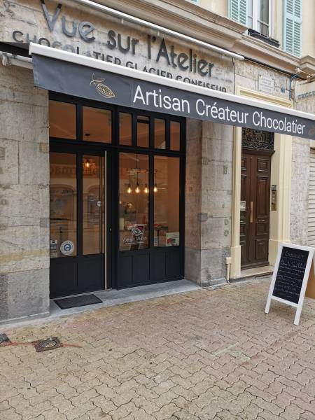 Rénovation totale de devanture de magasin avec porte d'entrée aluminium à Hyères