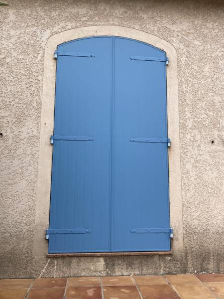 Volets battants alu isolés, cintrés à la garde dans le VAR