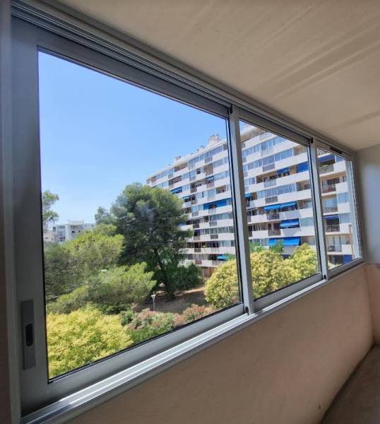 fenêtre coulissante en aluminium à la garde dans le var